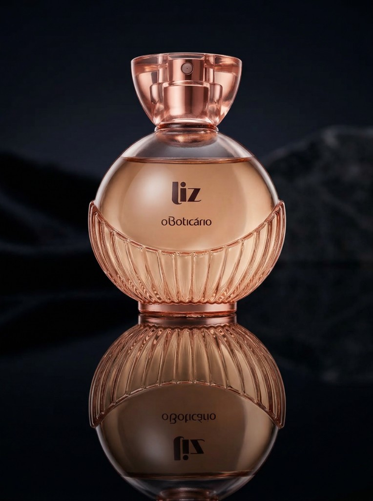 Publicidade Liz o Boticário: frasco em vidro rosé com reflexo espelhado, fundo escuro e luz dramática