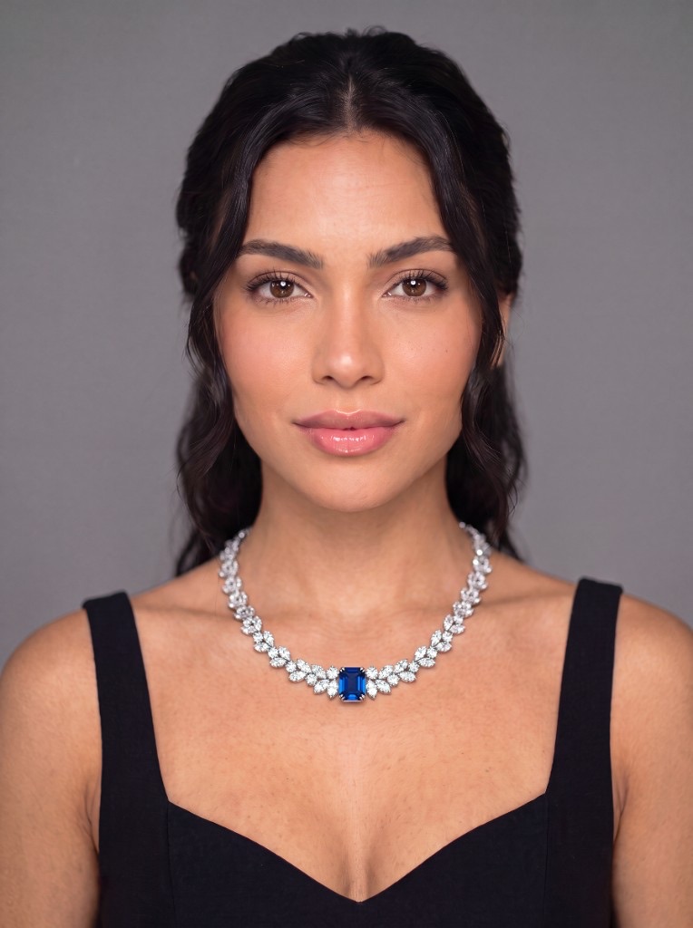 Retrato de estúdio: mesma modelo com colar de safira e diamantes, iluminação suave em fundo neutro